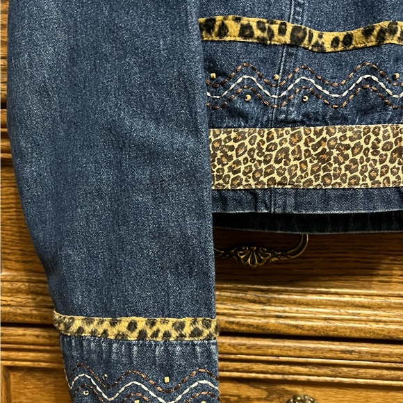 Stonebridge medium denim jacket trimmed in leopard print, comfy, smoke free - Picture 4 of 6